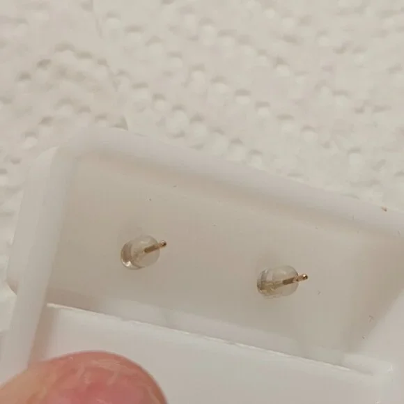 14k yellow gold stud earrings - Picture 2 of 3